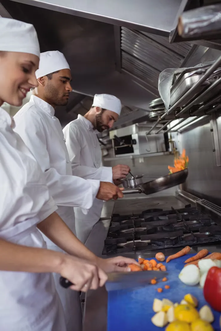 Almacén con alimentos frescos listos para entrega